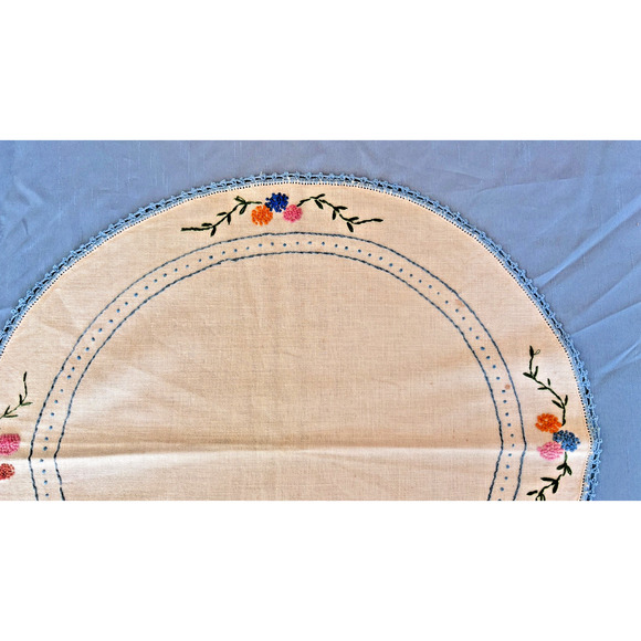 Vintage Embroidered French knot Floral, Scarf Oval Crochet Edge Floral 1950 - Picture 7 of 15